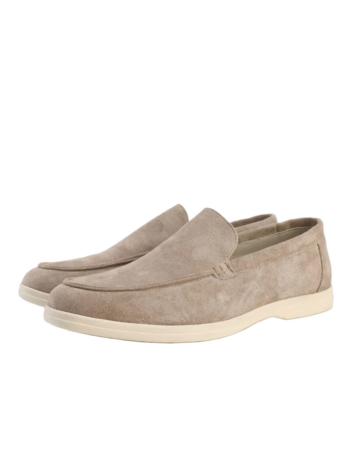 Mocassins en daim Beige clair avec une finition élégante et une semelle beige, offrant confort et style pour une allure moderne et sophistiquée.