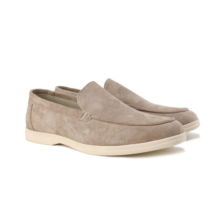 Mocassins en daim Caramel clair avec une semelle beige, conçus pour allier confort et élégance, parfaits pour un look moderne et raffiné.
