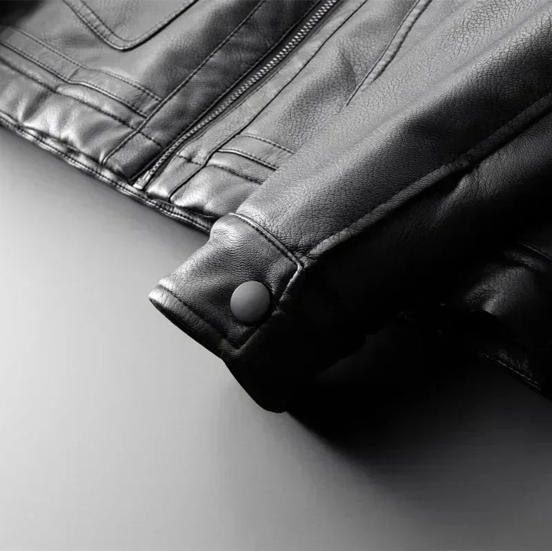 Giubbotto da uomo in similpelle foderato in sherpa con colletto in pelliccia