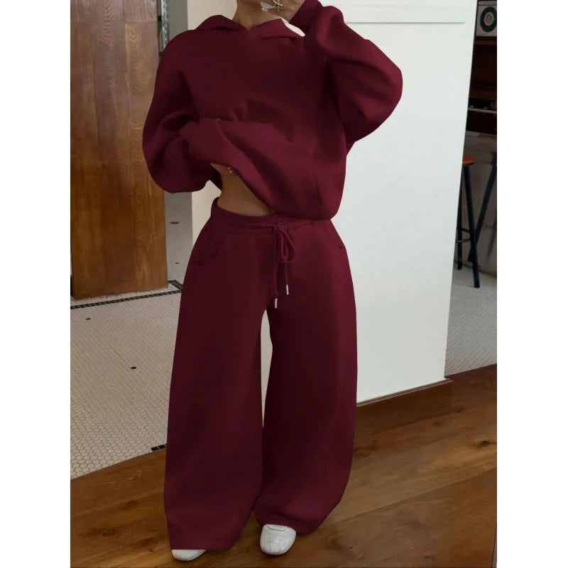 Damen-Trainingsanzug mit kurzem Kapuzenpullover und Hose mit weitem Bein und Taschen