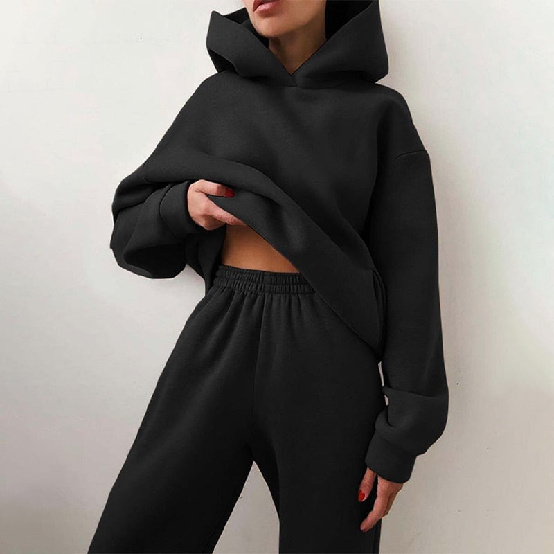 Completo da donna oversize con felpa con cappuccio e pantaloni jogger