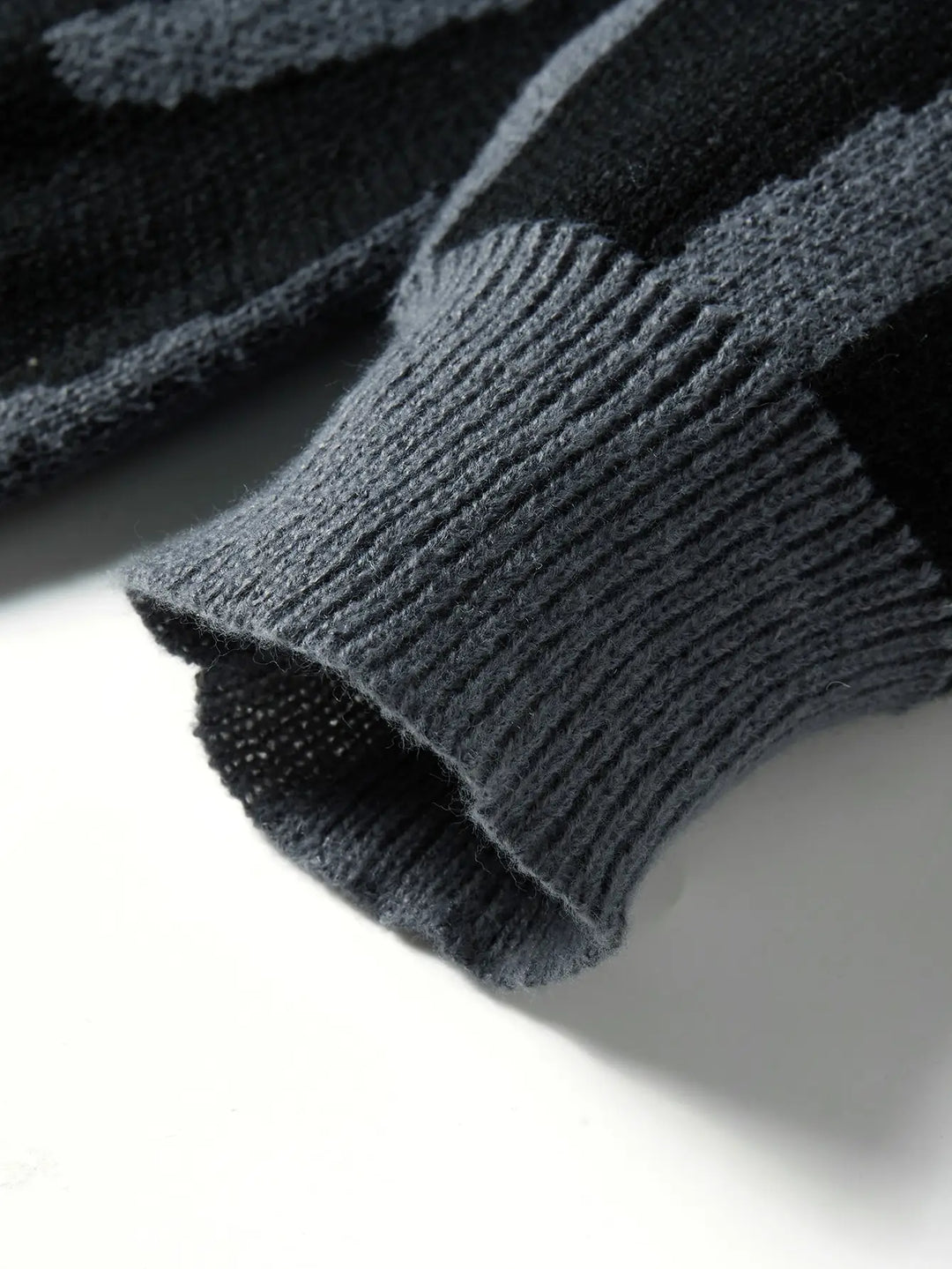 Herrenpullover mit Rundhalsausschnitt, abstraktem Muster und kontrastierendem Strick