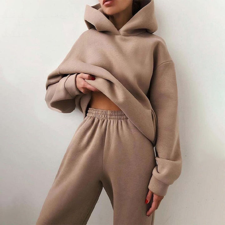 Completo da donna oversize con felpa con cappuccio e pantaloni jogger