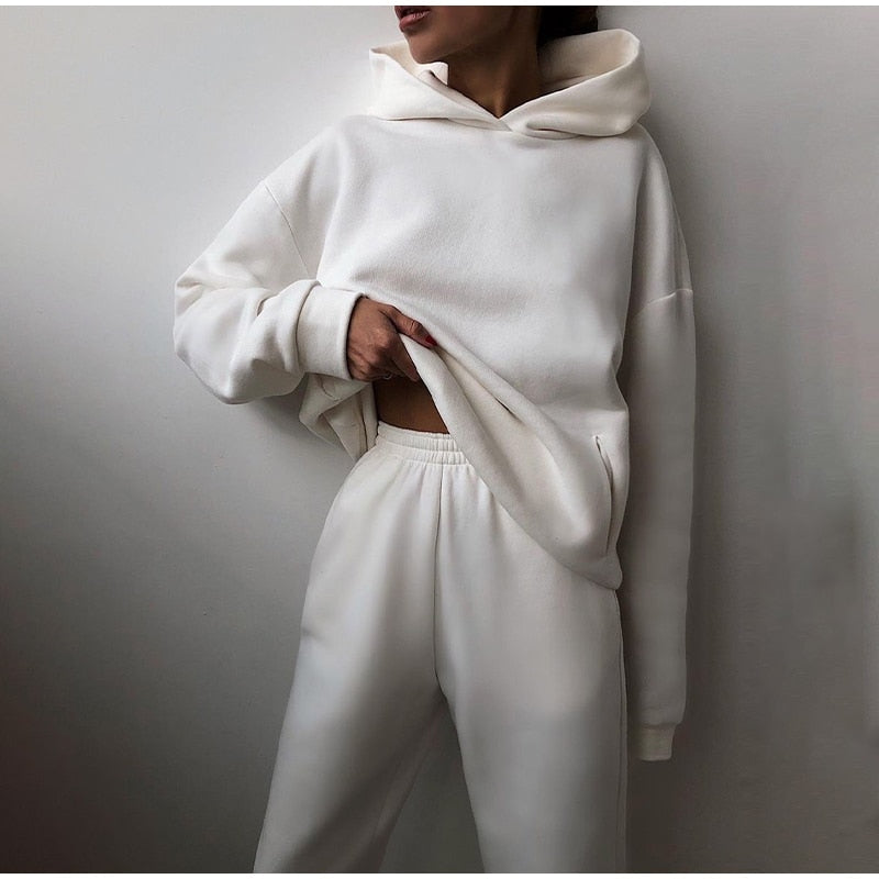 Completo da donna oversize con felpa con cappuccio e pantaloni jogger