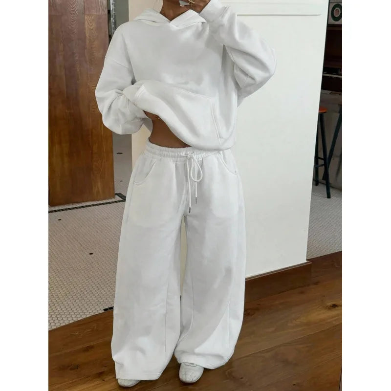 Damen-Trainingsanzug mit kurzem Kapuzenpullover und Hose mit weitem Bein und Taschen