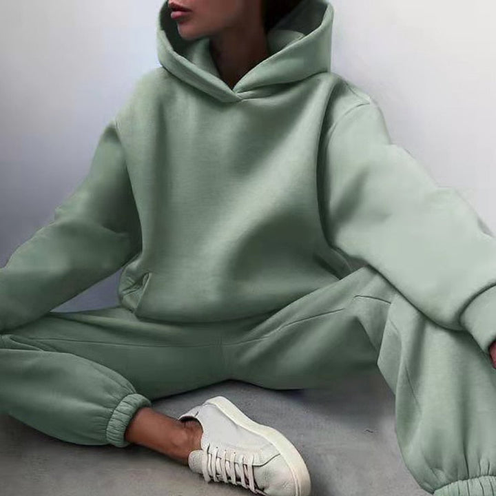 Completo da donna oversize con felpa con cappuccio e pantaloni jogger