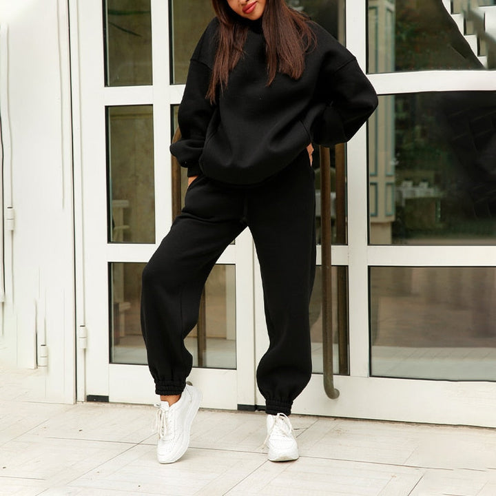 Completo da donna oversize con felpa con cappuccio e pantaloni jogger