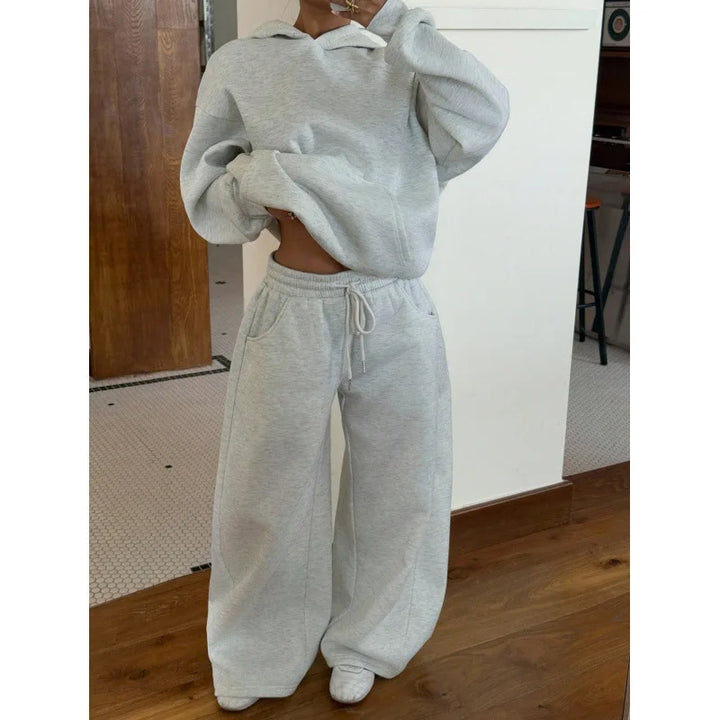 Damen-Trainingsanzug mit kurzem Kapuzenpullover und Hose mit weitem Bein und Taschen
