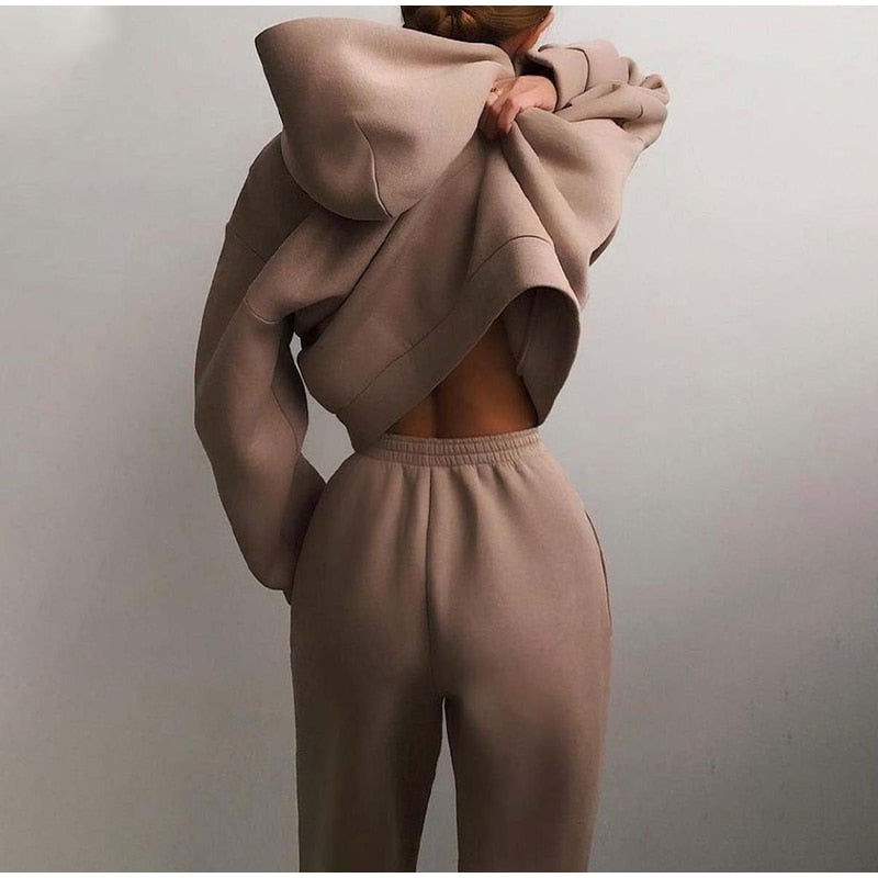 Completo da donna oversize con felpa con cappuccio e pantaloni jogger