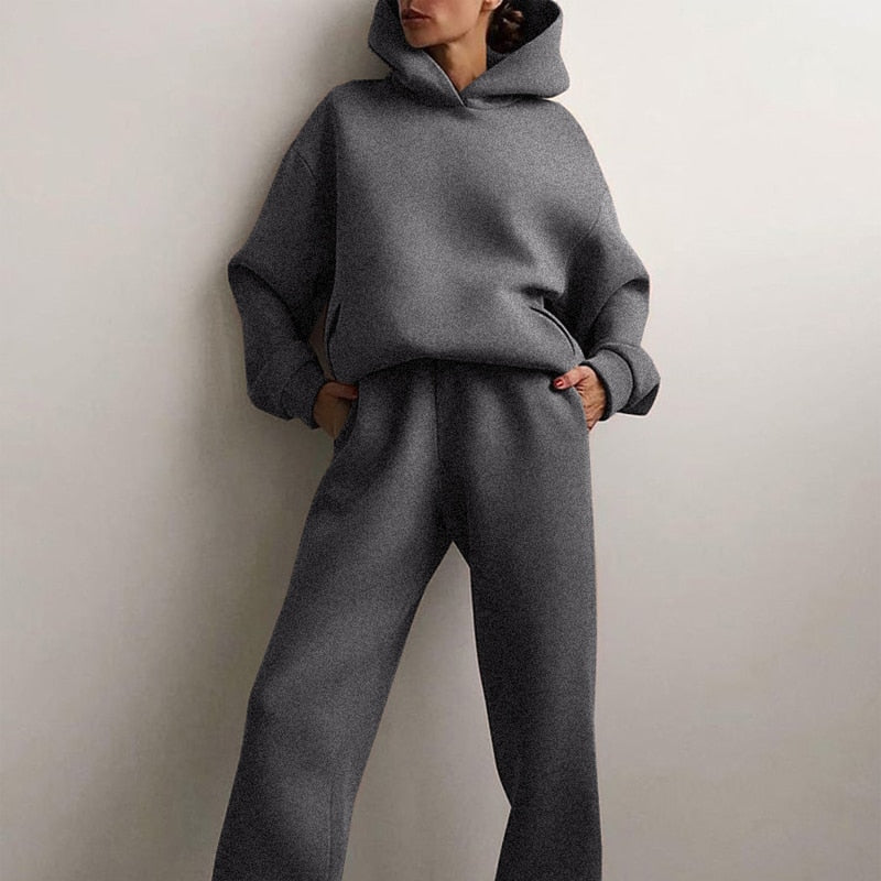 Completo da donna oversize con felpa con cappuccio e pantaloni jogger