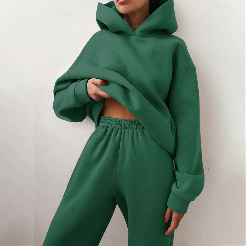 Completo da donna oversize con felpa con cappuccio e pantaloni jogger