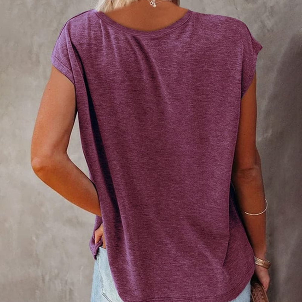 T-shirt décontracté pour femme, couleur bordeaux, avec une coupe ample et des manches légèrement repliées. Parfait pour un look décontracté et moderne, à porter avec des shorts ou des jeans.