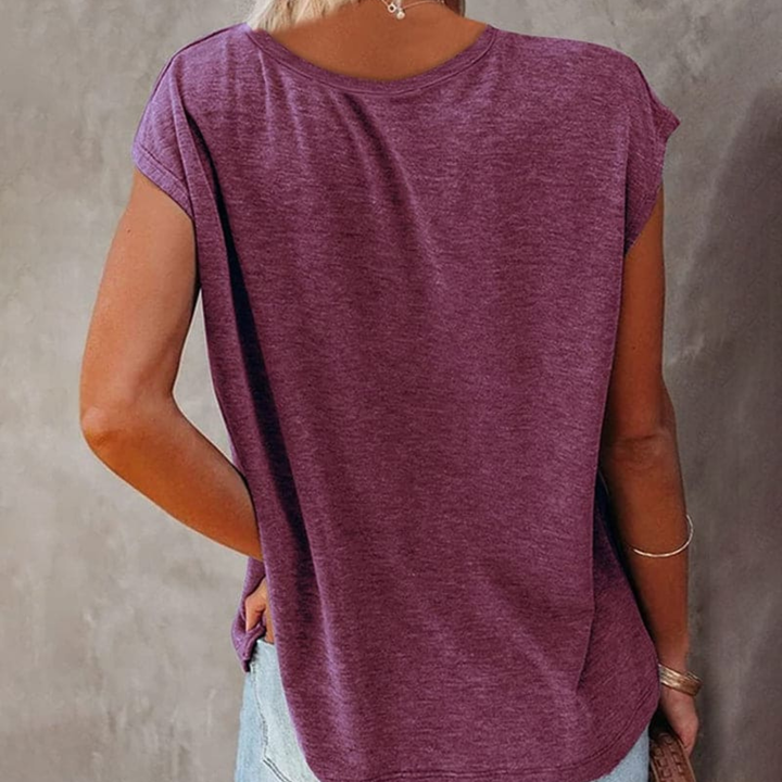 T-shirt décontracté pour femme, couleur bordeaux, avec une coupe ample et des manches légèrement repliées. Parfait pour un look décontracté et moderne, à porter avec des shorts ou des jeans.