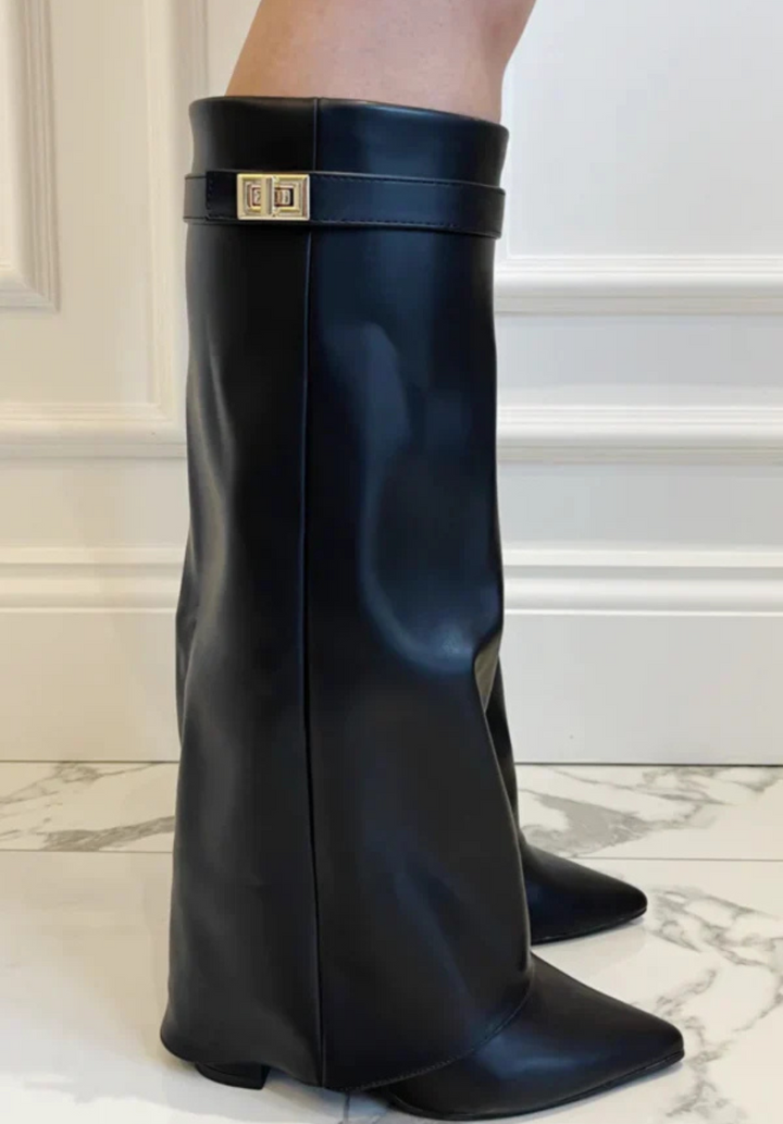 Bottes noires en similicuir à bout pointu, coupe mi-mollet avec bride et boucle dorée, talon moyen, vue de profil.