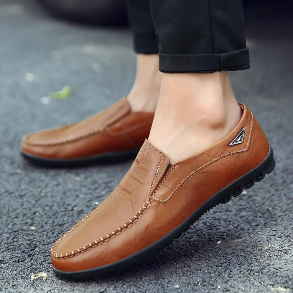 Mocassins élégants pour homme Samuel en cuir marron, avec un design soigné et une semelle antidérapante. Ces mocassins sans lacets, confortables et modernes, sont parfaits pour un look décontracté et raffiné au quotidien.