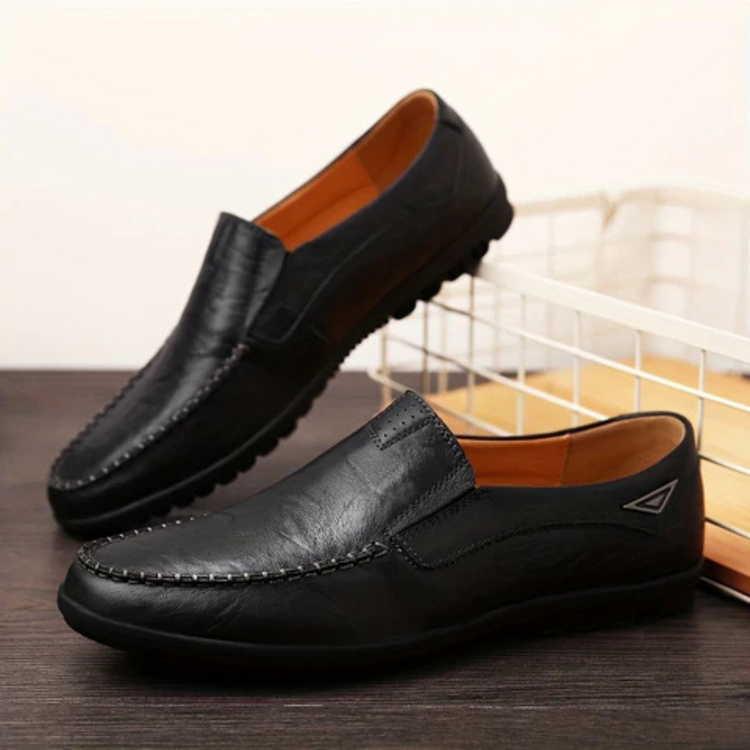 Mocassins élégants pour homme Samuel en cuir noir, avec un design moderne et raffiné. Ces mocassins sans lacets, dotés d'une semelle antidérapante, sont parfaits pour un look à la fois décontracté et sophistiqué, offrant confort et style au quotidien.