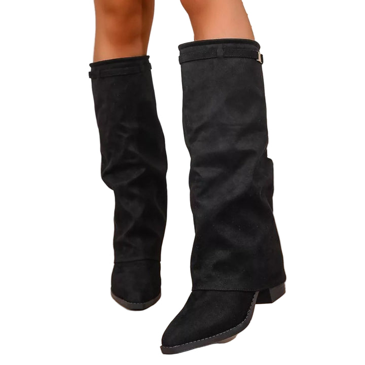 Paire de bottes noires pour femme, au design long et souple, avec un petit talon carré et une finition élégante, idéale pour compléter une tenue moderne et tendance.