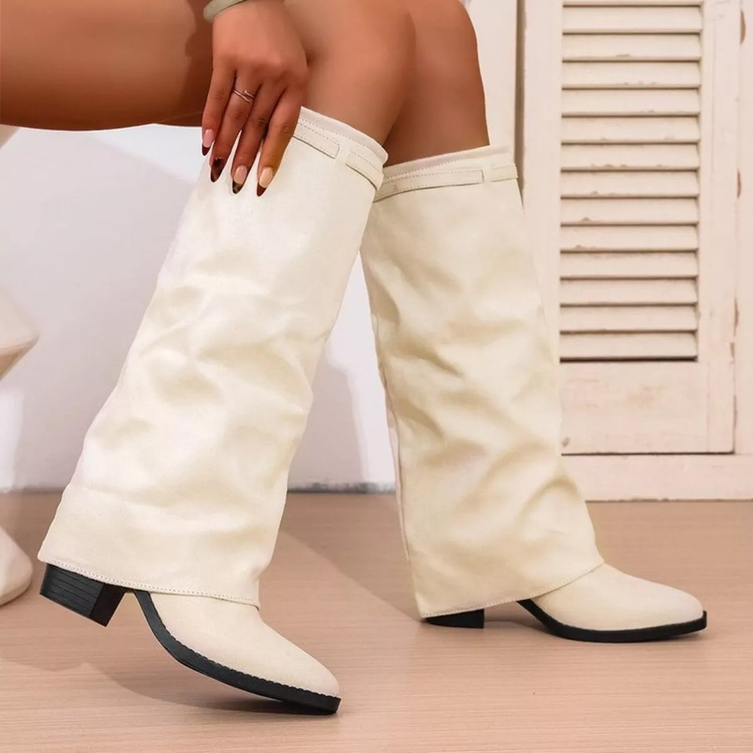 Bottes hautes beiges pour femmes, dotées d'un petit talon carré et d'une tige souple, à porter avec élégance pour un style moderne et tendance.