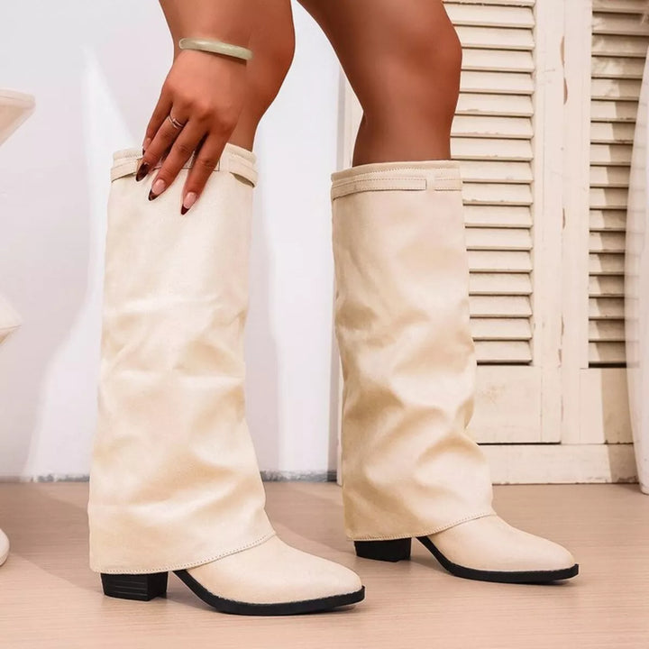 Bottes hautes pour femme en beige clair, avec talon carré bas et tige souple, présentées dans un style élégant et moderne.