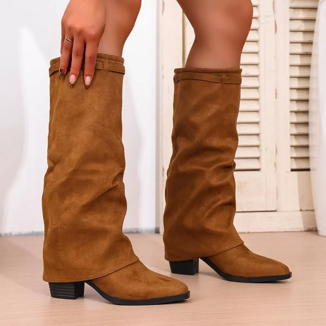 Bottes hautes en daim marron pour femmes, avec un petit talon carré et une tige souple, présentées dans un style moderne et élégant.