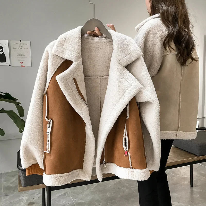 Giacca da donna con fodera in sherpa e collo con revers