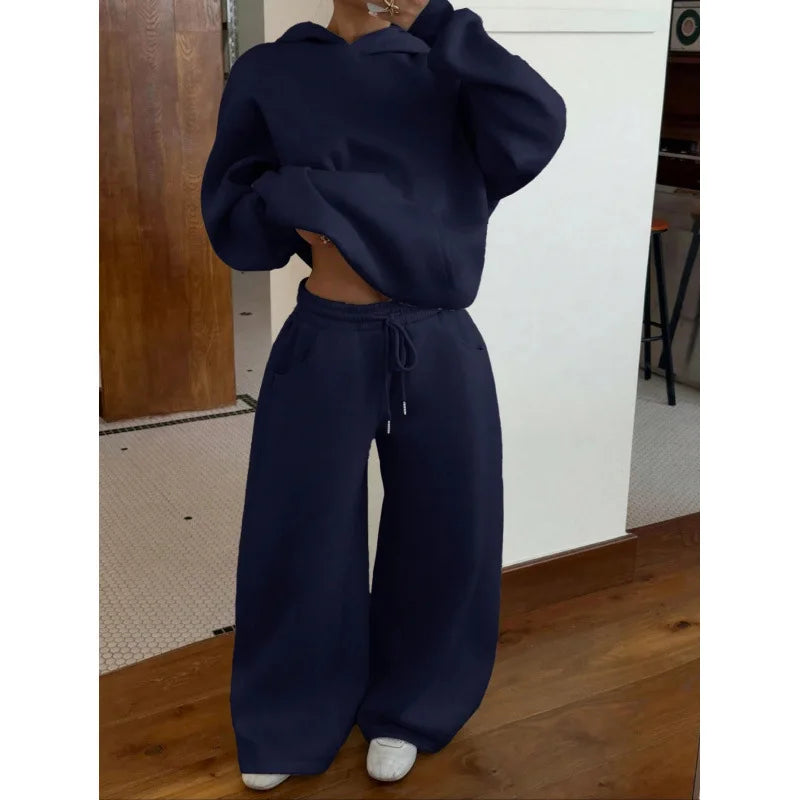 Damen-Trainingsanzug mit kurzem Kapuzenpullover und Hose mit weitem Bein und Taschen