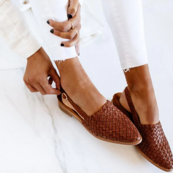 Sandales Joséphine pour femme à bout pointu et texture tissée raffinée, allure élégante pour sorties estivales et fêtes en plein air.