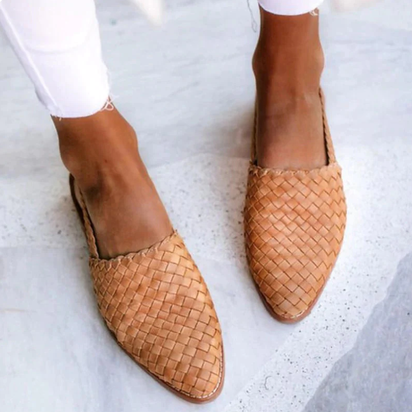 Sandales Joséphine pour femme à bout pointu et texture tissée raffinée, allure élégante pour sorties estivales et fêtes en plein air.