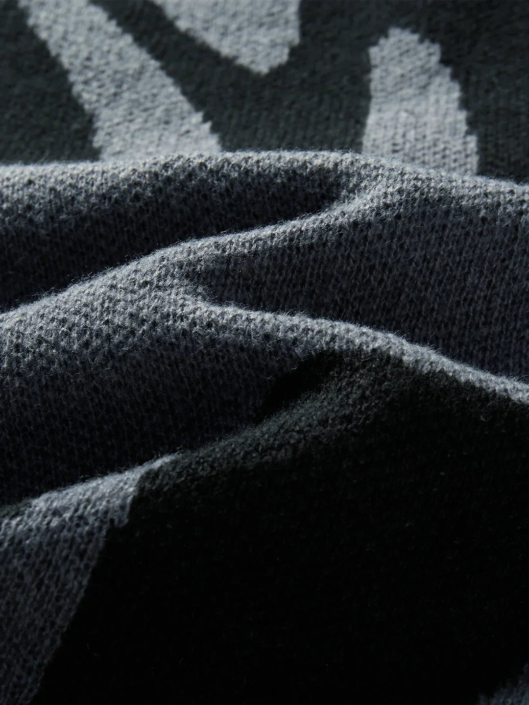 Herrenpullover mit Rundhalsausschnitt, abstraktem Muster und kontrastierendem Strick