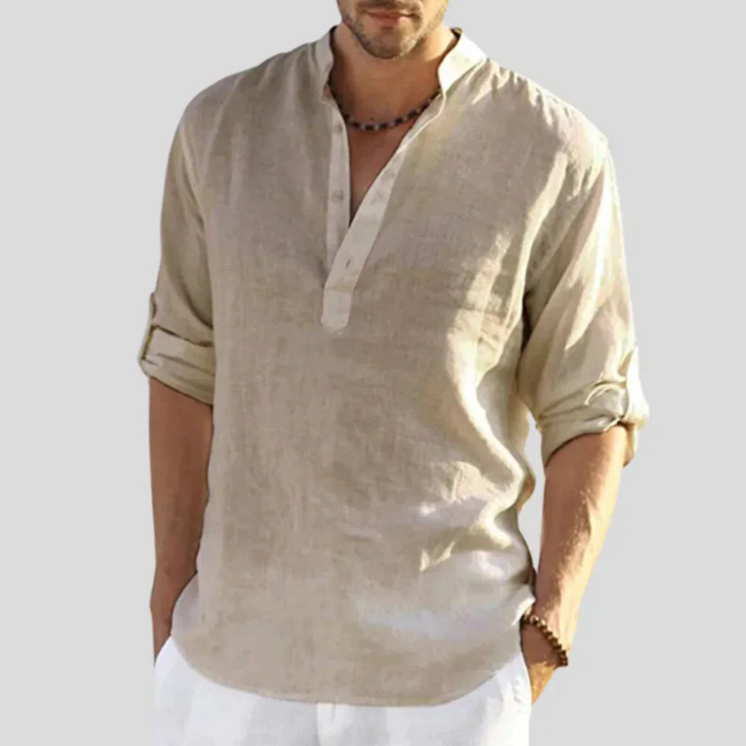 Chemise slim pour homme Sébastien, modèle tendance en lin beige clair. Avec un col mao et des manches retroussées, cette chemise légère et élégante est idéale pour un look estival décontracté, parfait pour les journées chaudes ou les occasions informelles.