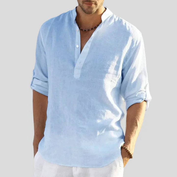 Chemise slim pour homme Sébastien, modèle tendance en lin bleu clair. Avec un col mao et des manches retroussées, cette chemise légère et élégante est idéale pour un look estival décontracté, parfait pour les journées ensoleillées ou les occasions informelles.