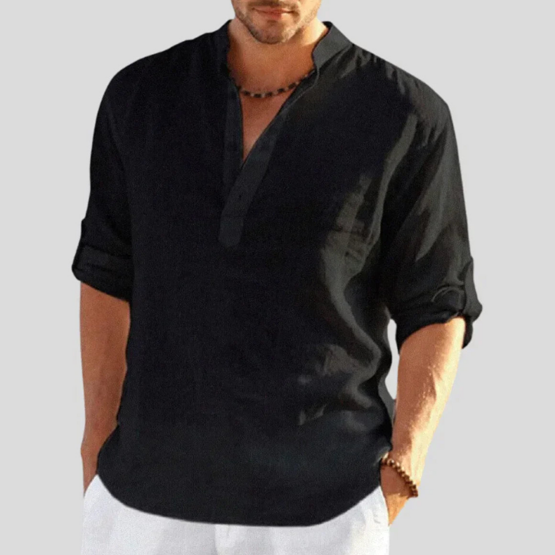 Chemise slim pour homme Sébastien, modèle tendance en lin noir. Avec un col mao et des manches retroussées, cette chemise légère et élégante est idéale pour un look décontracté et raffiné, parfait pour les journées estivales ou les occasions informelles.