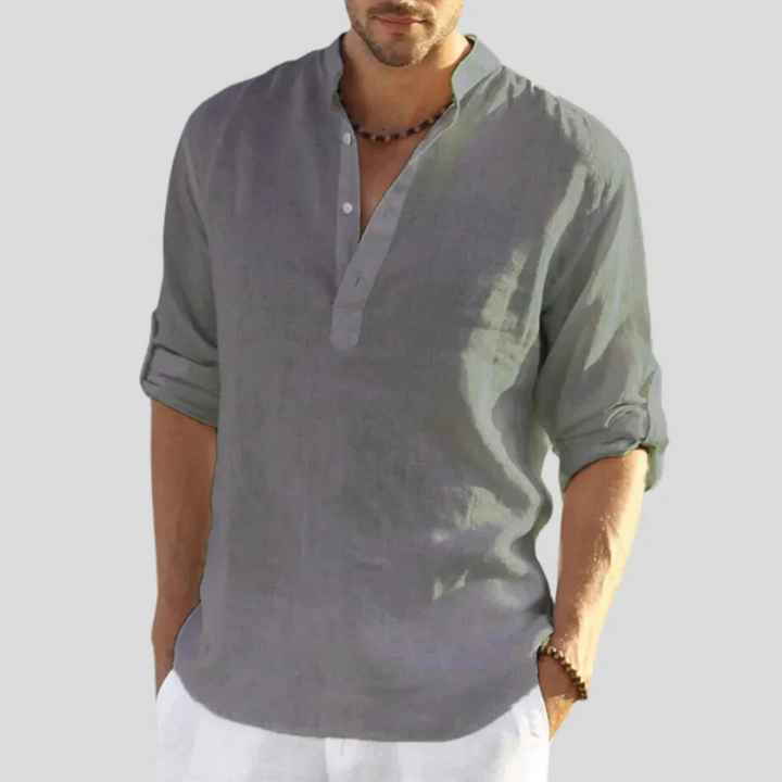 Chemise slim pour homme Sébastien, modèle tendance en lin gris. Avec un col mao et des manches retroussées, cette chemise légère et élégante est idéale pour un look décontracté et stylé, parfait pour les journées estivales ou les occasions décontractées.