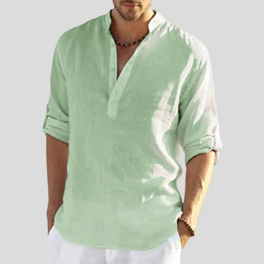 Chemise slim pour homme Sébastien, modèle tendance en lin vert pâle. Avec un col mao et des manches retroussées, cette chemise légère et élégante est idéale pour un look estival décontracté, parfait pour les journées chaudes ou les occasions informelles.
