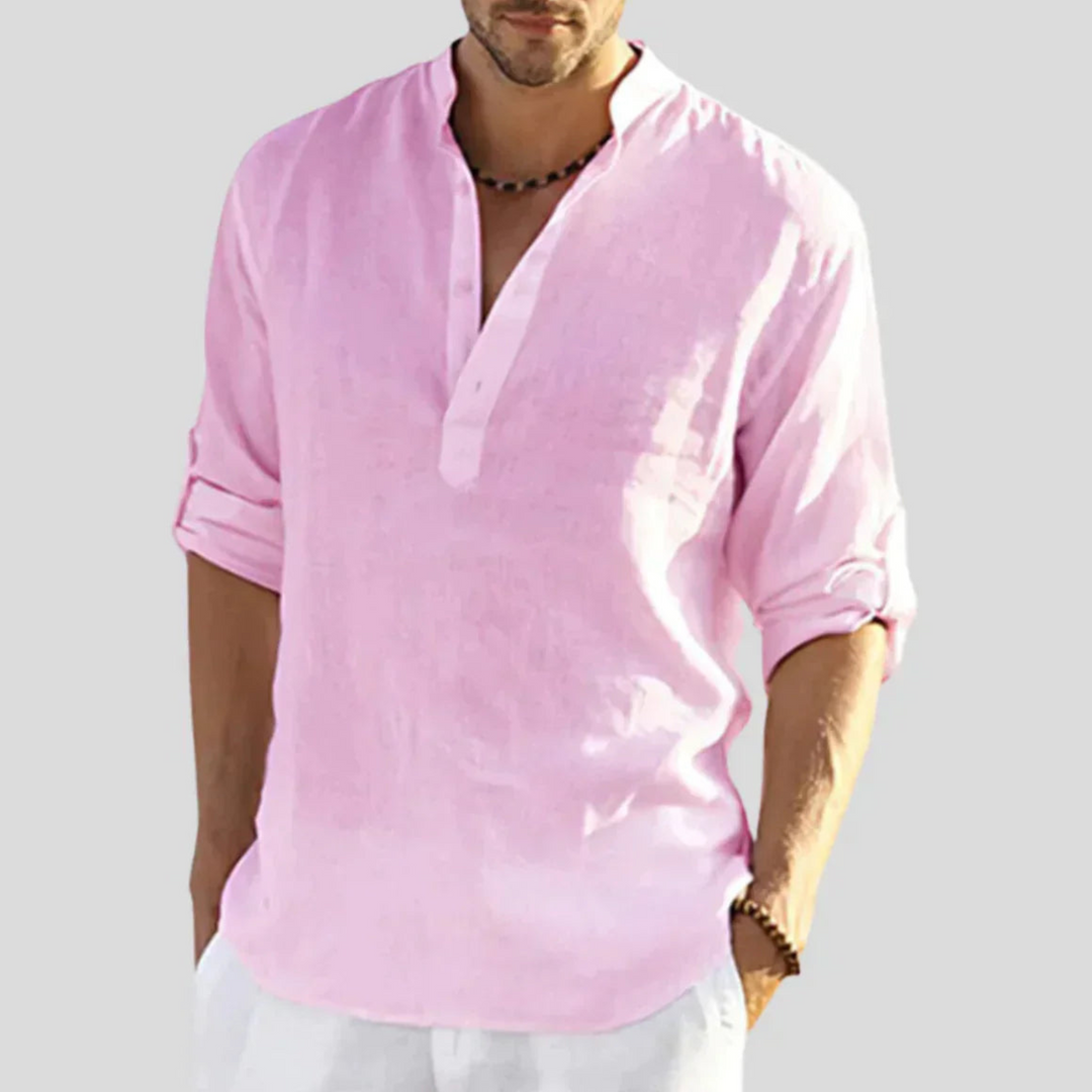 Chemise slim pour homme Sébastien, modèle tendance en lin rose. Avec un col mao et des manches retroussées, cette chemise légère et élégante est idéale pour un look estival décontracté, parfait pour les journées chaudes ou les occasions informelles.