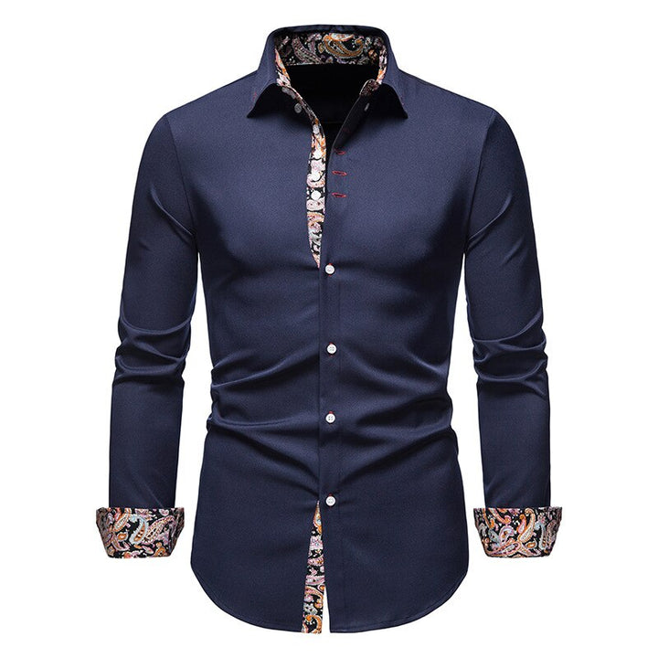 Chemise d’été homme Serge tendance bleu marine à manches longues, coupe ajustée avec boutons blancs et détails imprimés colorés à l’intérieur du col, de la patte et des poignets, sur fond blanc.