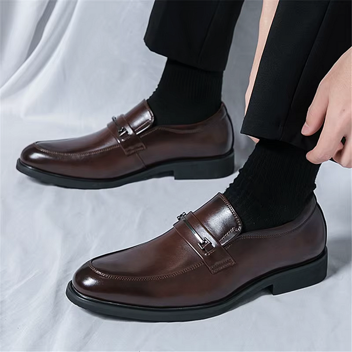 Herren-Loafer aus Leder mit Metallschnalle und abgerundeter Spitze
