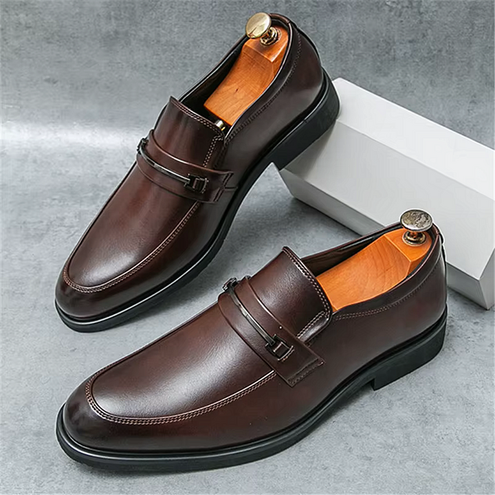 Herren-Loafer aus Leder mit Metallschnalle und abgerundeter Spitze