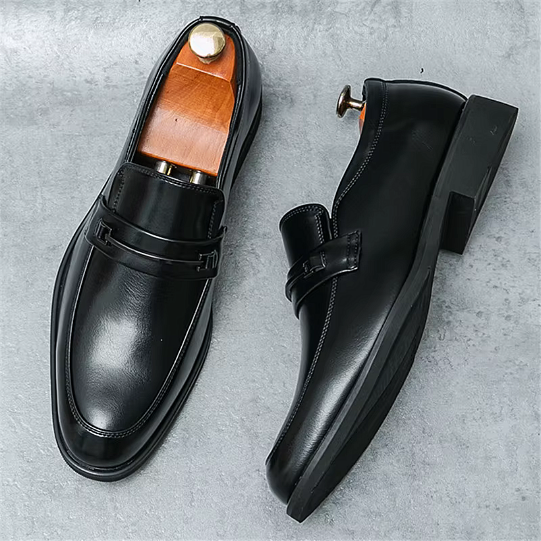Herren-Loafer aus Leder mit Metallschnalle und abgerundeter Spitze