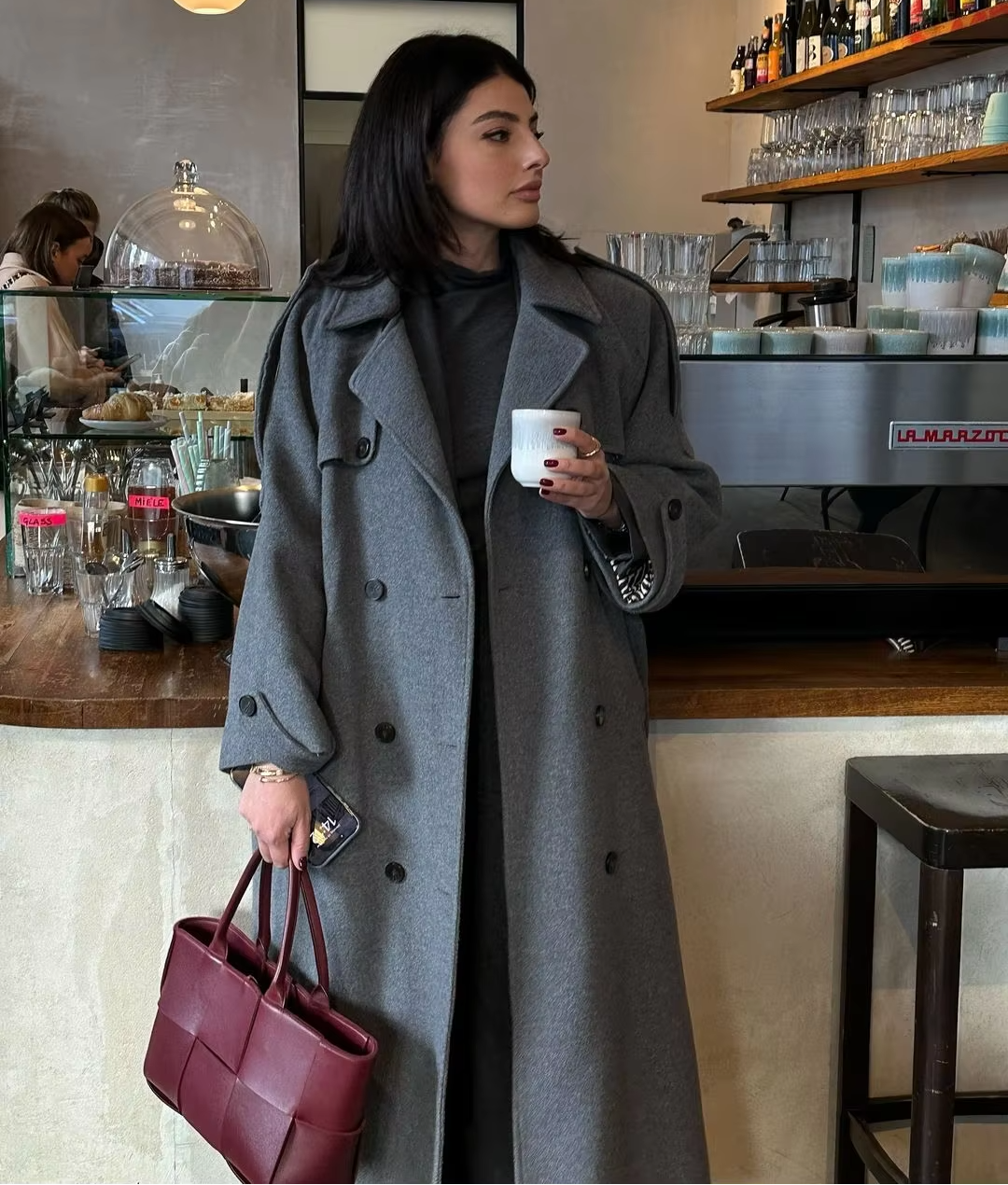Lange damestrenchcoat met ceintuur, reverskraag, dubbele knoopsluiting en zakken