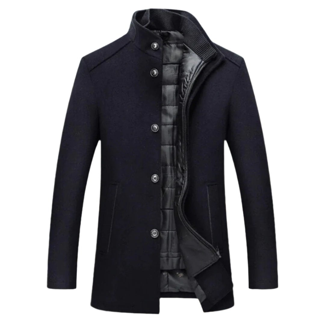 Manteau d'hiver pour homme de couleur bleu foncé avec une coupe moderne. Il possède des boutons métalliques sur le devant, une doublure noire et des poches latérales pour plus de commodité.