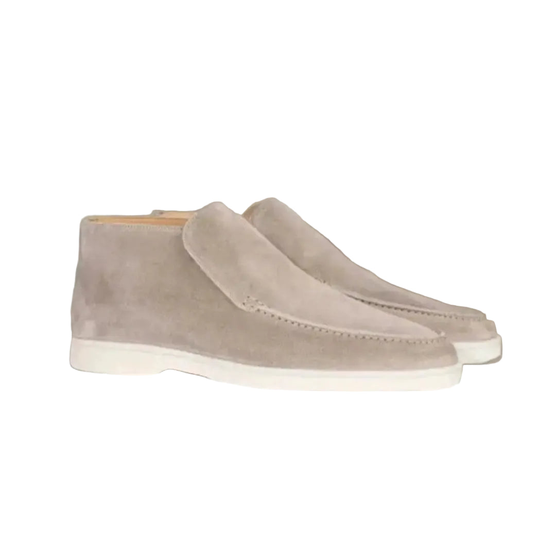 Mocassins pour homme en suédine beige clair, design épuré et moderne avec semelle ton sur ton, idéals pour un style chic et décontracté.