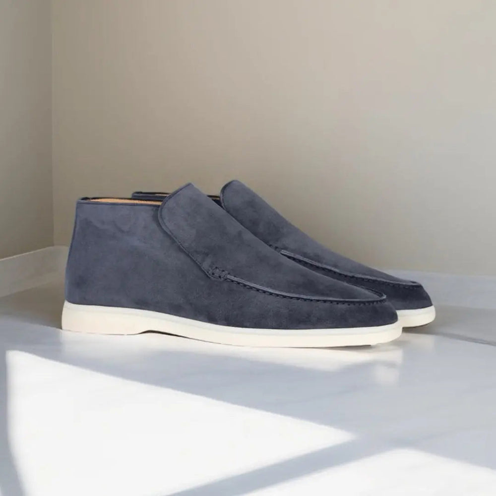Mocassins pour homme en suédine bleu gris, au style moderne et minimaliste avec semelle claire, parfaits pour une allure élégante et décontractée.