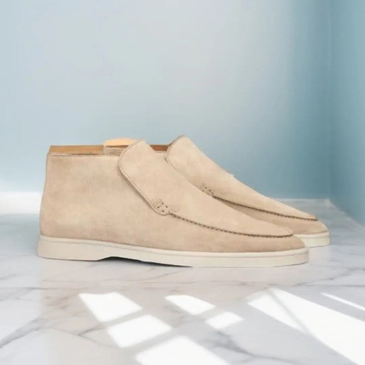 Mocassins pour homme en suédine beige clair, au design moderne et épuré avec semelle claire, parfaits pour un style élégant et estival.