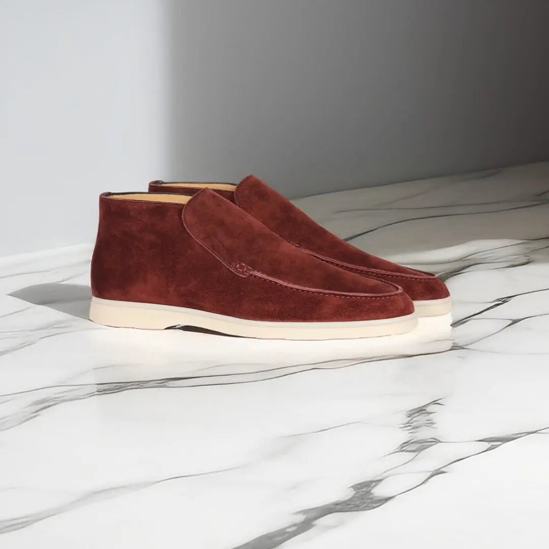 Mocassins pour homme en suédine marron, au design moderne et épuré avec semelle claire, parfaits pour un style élégant et contemporain.
