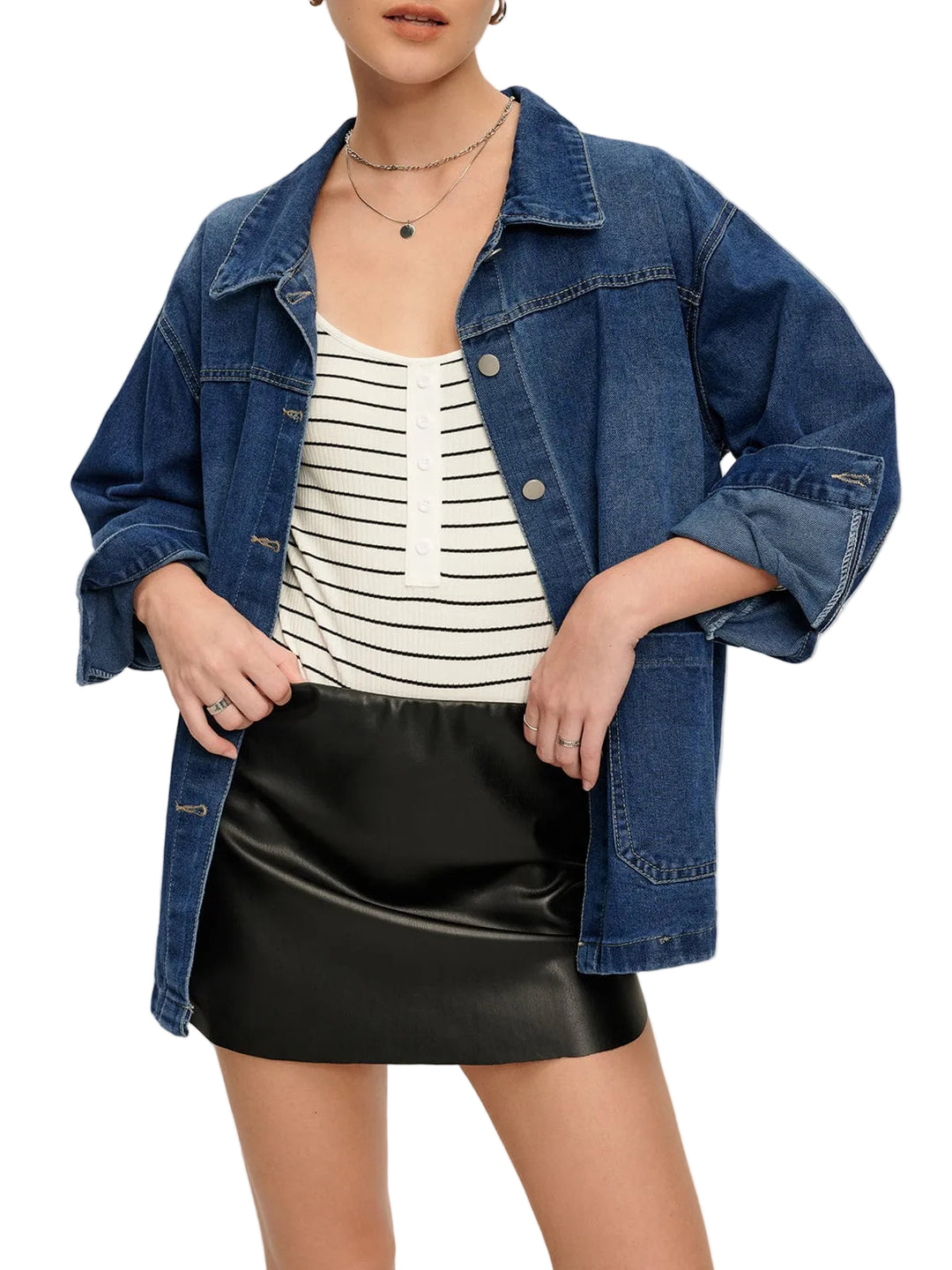 Veste en jean 'Sylpha' pour femme, avec une coupe moderne et décontractée. Le modèle porte la veste ouverte avec un haut à rayures et une jupe en simili cuir, créant un look casual et tendance, parfait pour une tenue chic et confortable.