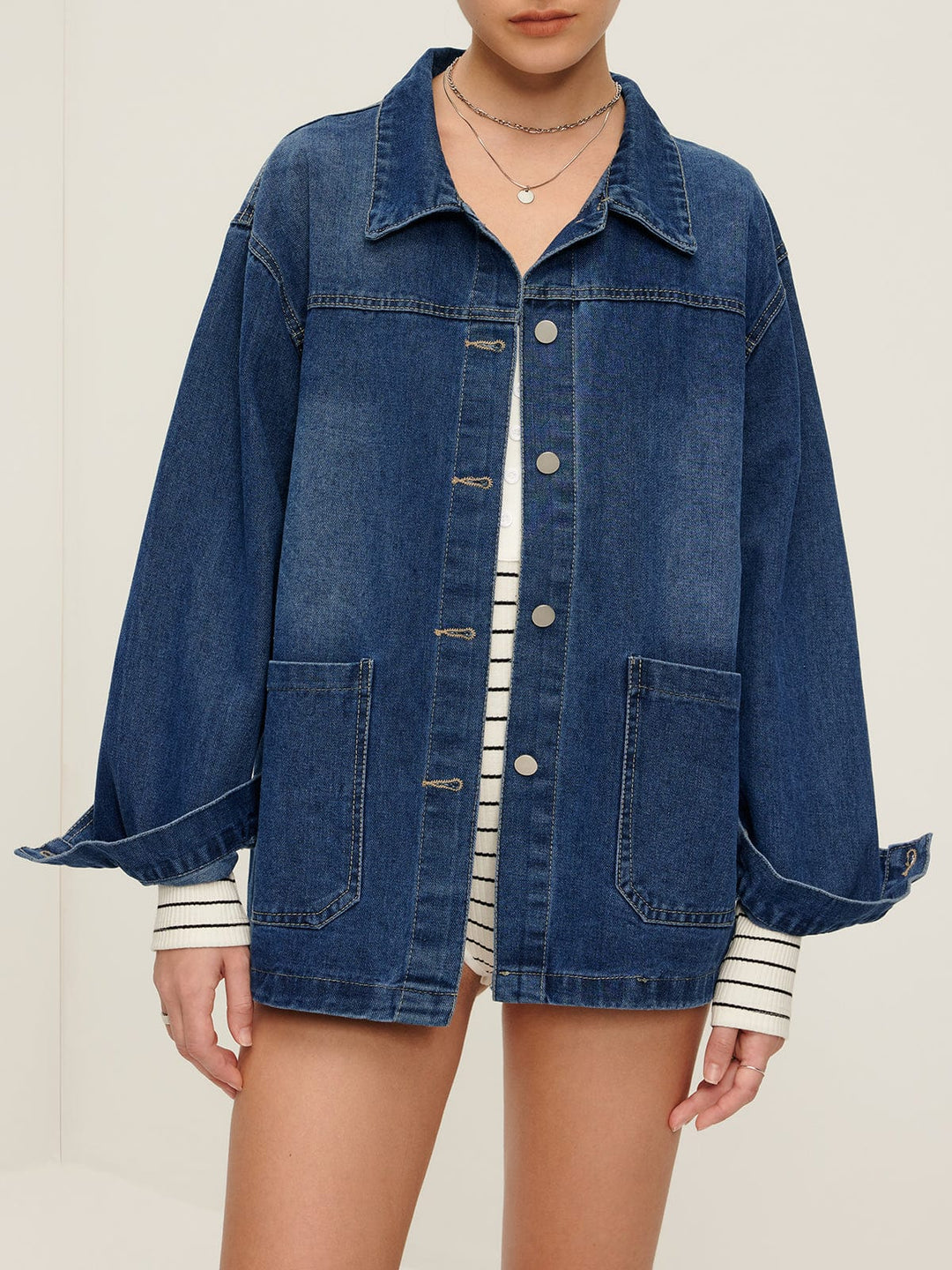 Veste en jean 'Sylpha' pour femme, avec une coupe moderne et décontractée. Le modèle porte la veste avec des manches ballons et des boutons métalliques, associée à un haut à rayures, créant un look casual et tendance, parfait pour un style chic et confortable.