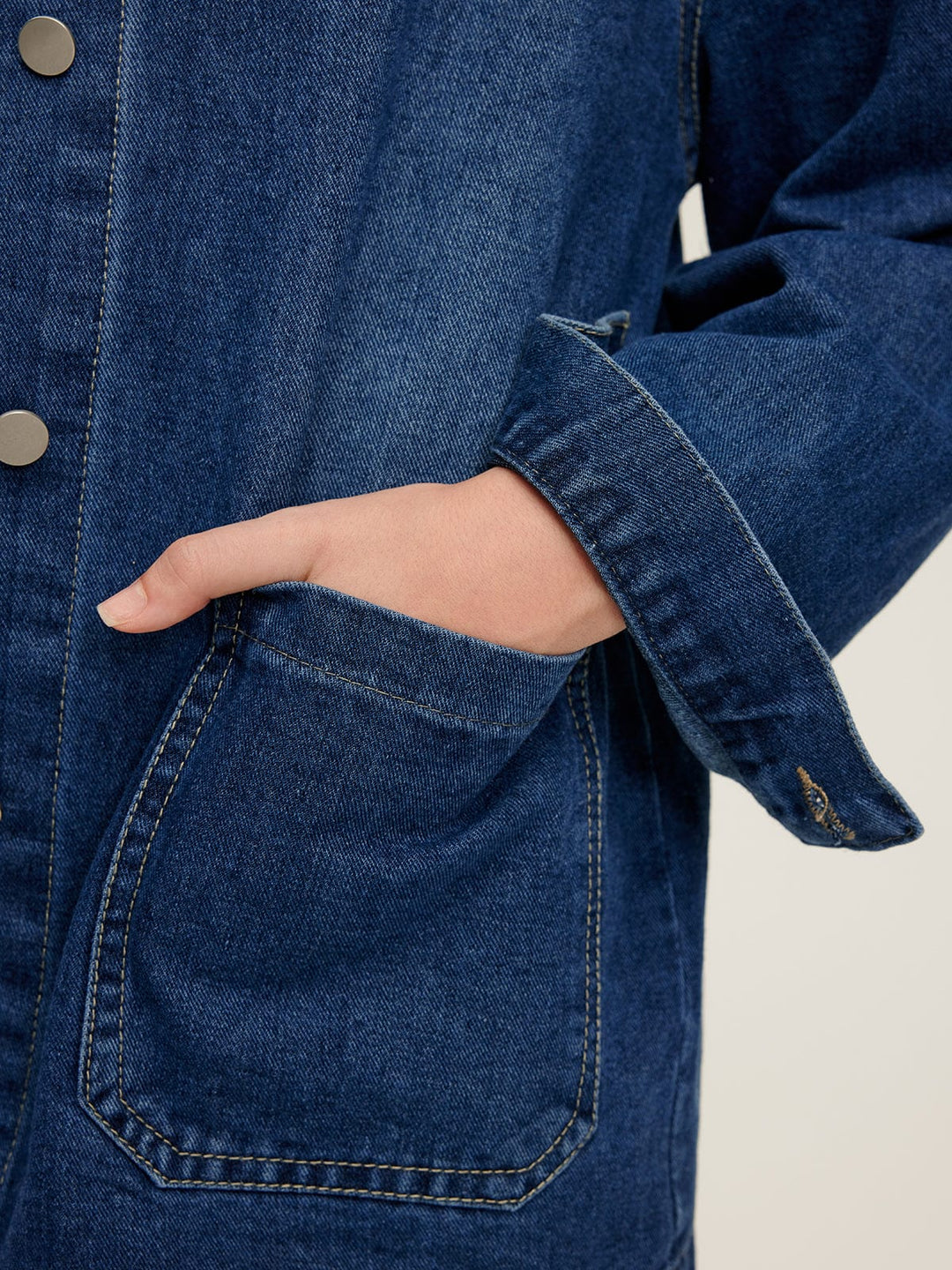 Détail de la poche de la veste en jean 'Sylpha' pour femme, mettant en valeur la texture du denim bleu et les finitions soignées. Ce zoom sur la poche souligne la coupe moderne et pratique de cette veste, parfaite pour un look casual et élégant.