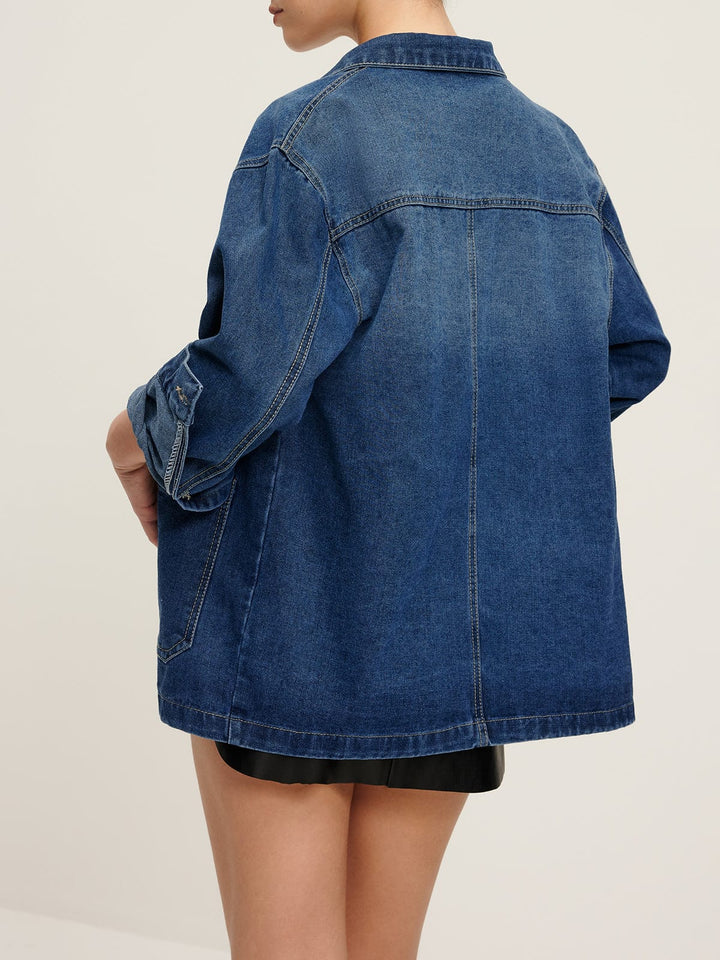 Vue arrière de la veste en jean 'Sylpha' pour femme, mettant en valeur sa coupe décontractée et moderne. Cette veste en denim bleu présente une finition soignée avec des manches retroussées et un style élégant, parfait pour un look casual et stylé.