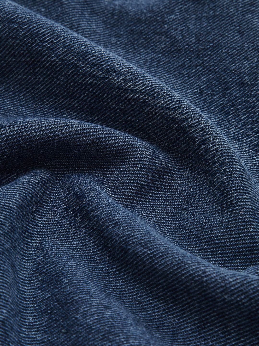 Zoom sur le tissu en denim bleu de la veste 'Sylpha' pour femme, mettant en valeur la texture douce et de qualité du denim. Cette image illustre la souplesse et la finition moderne de cette veste décontractée, idéale pour un look casual et élégant.